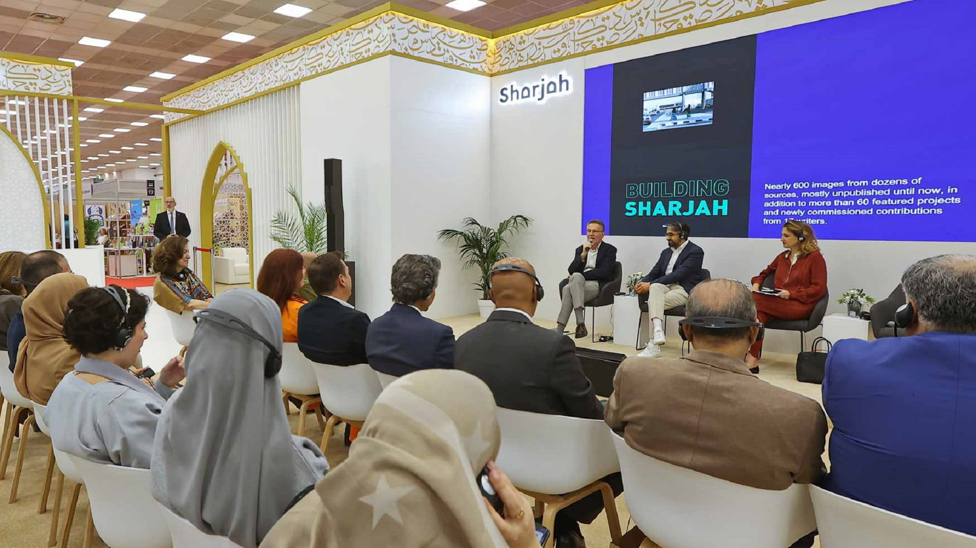 صورة بعنوان: سلطان بن سعود يكشف تاريخ الهويةالعمرانيةللشارقة في"سالونيك للكتاب" 