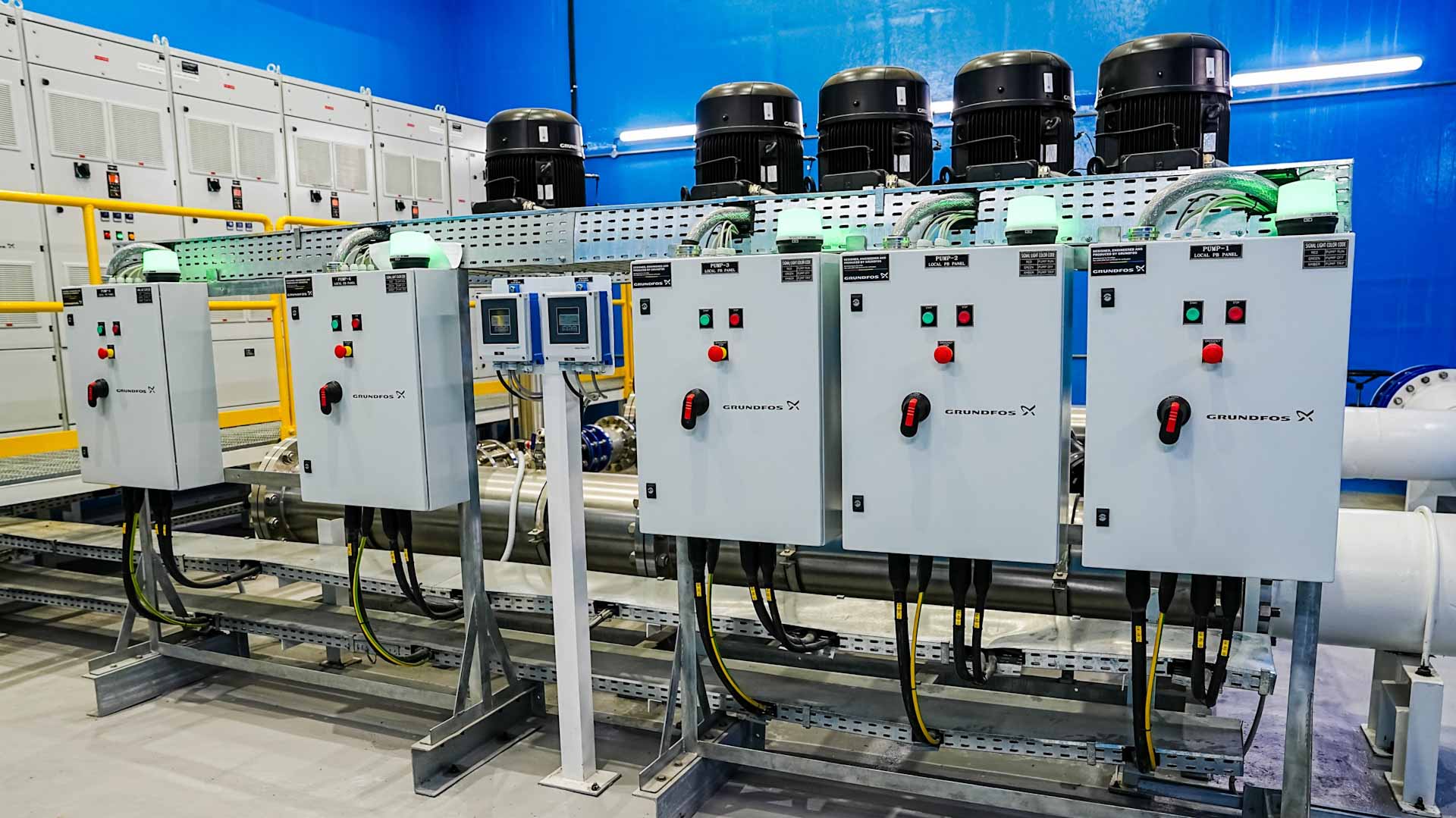 صورة بعنوان: كهرباء الشارقة توفر الخدمات لمشروع بحيرة الحفية بكلباء 