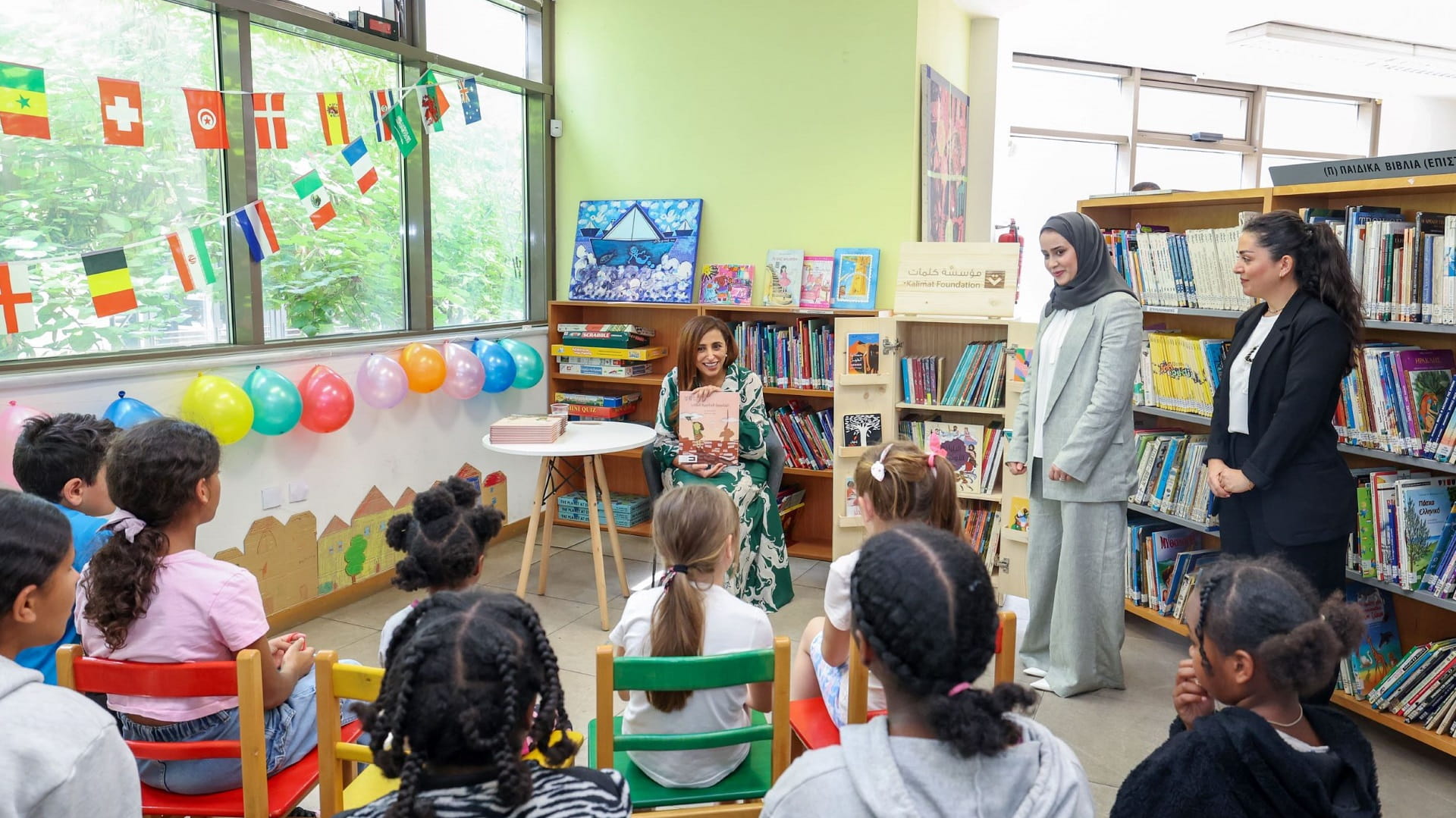 صورة بعنوان: بدور القاسمي تزور مكتبة سالونيك وتتبرع بكتب للأطفال اللاجئين العرب 