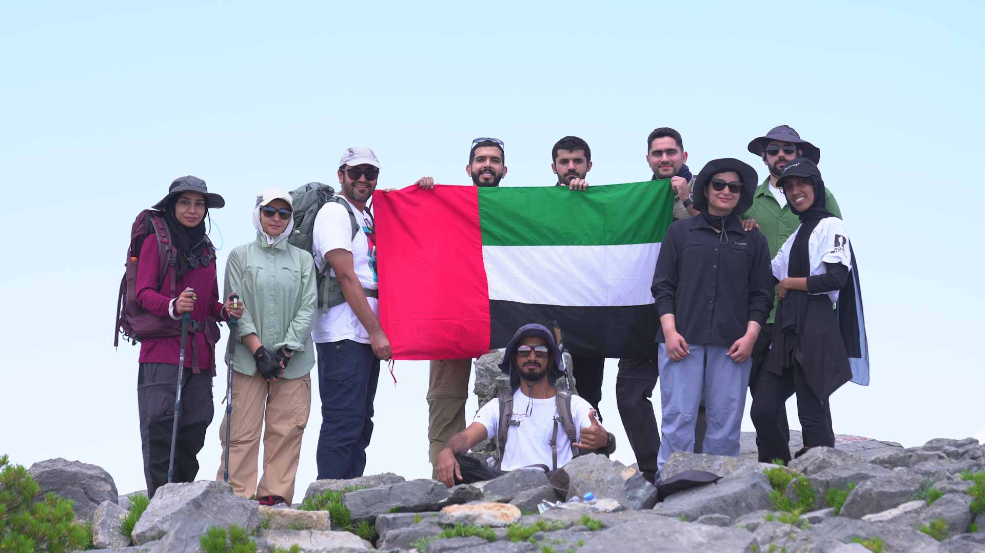 صورة بعنوان: منتسبو مؤسسة الشارقة لتطوير القدرات يصلون إلى قمة جبل شمس 