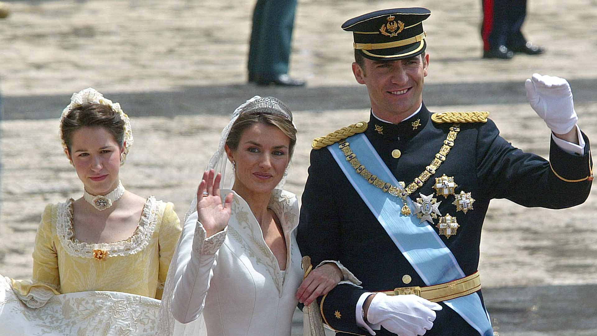 Image for the title: Spain's king, queen mark 20th wedding anniversary 