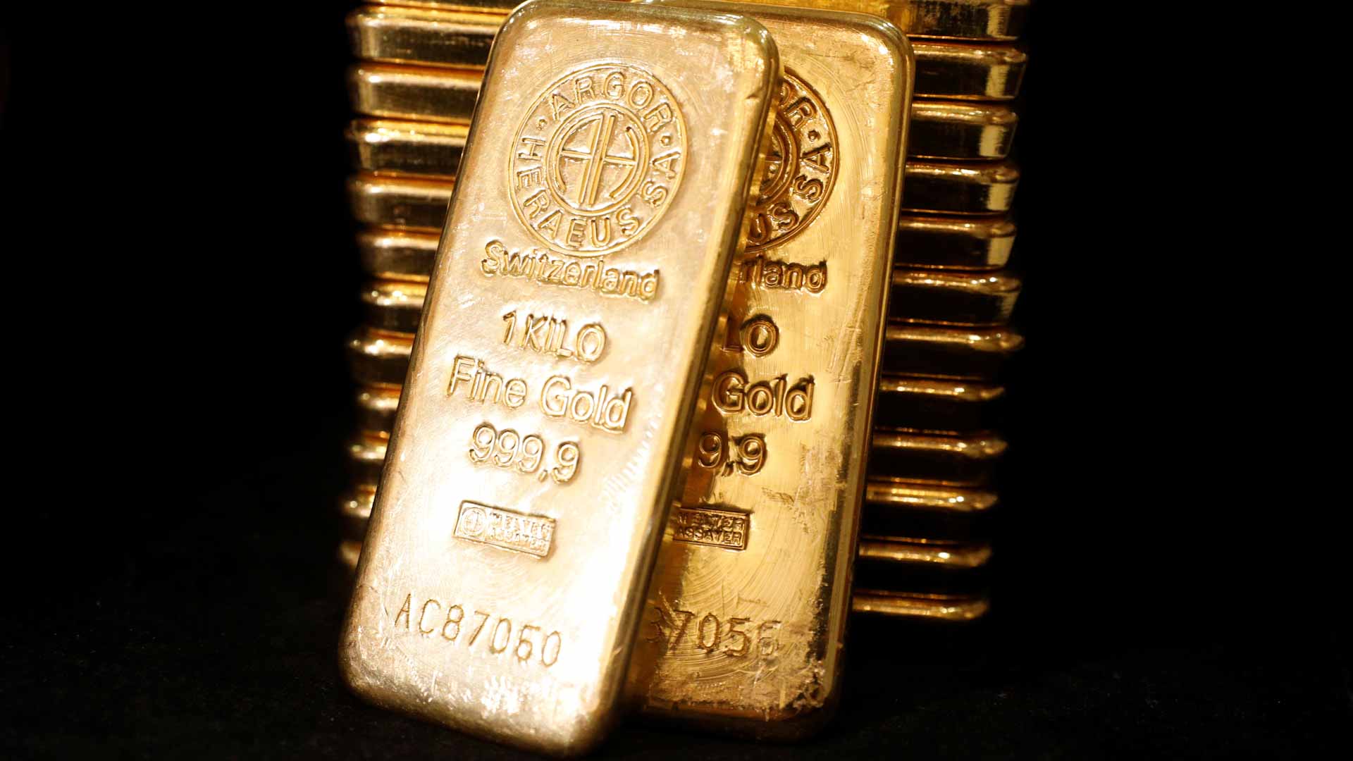 صورة بعنوان: الذهب ينخفض مع ارتفاع الدولار وتراجع توقعات خفض أسعار الفائدة 