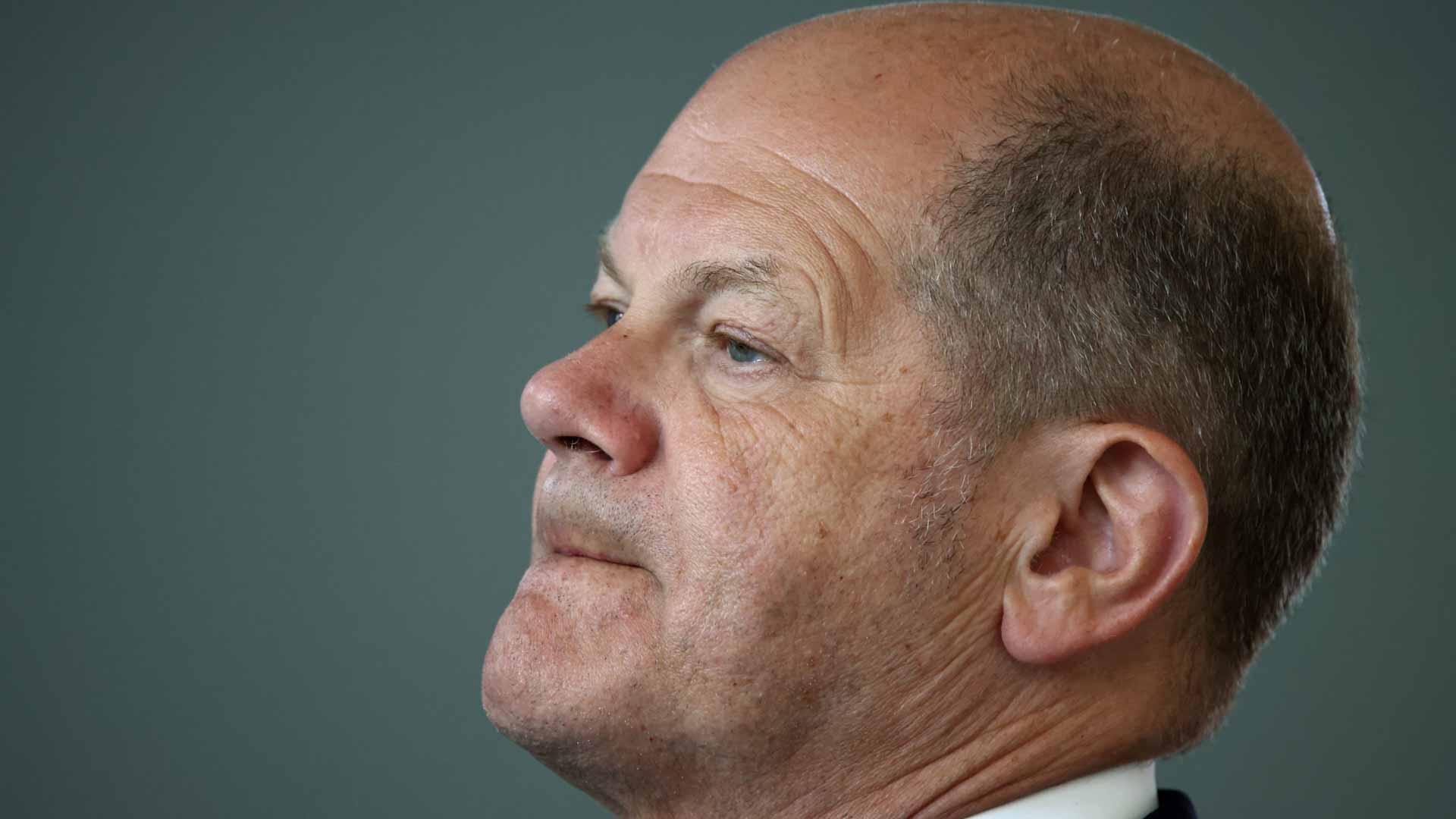 صورة بعنوان: المستشار الألماني شولتس يقدم تعازيه في وفاة الرئيس الإيراني 