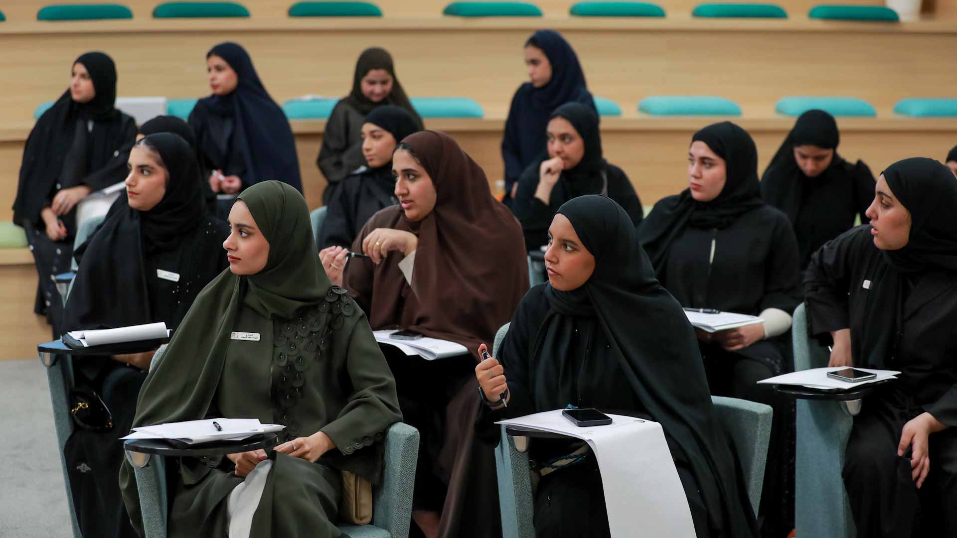 صورة بعنوان: "ربع قرن" تُعزز مهارات البحث العلمي لدى أعضاء شورى شباب الشارقة 