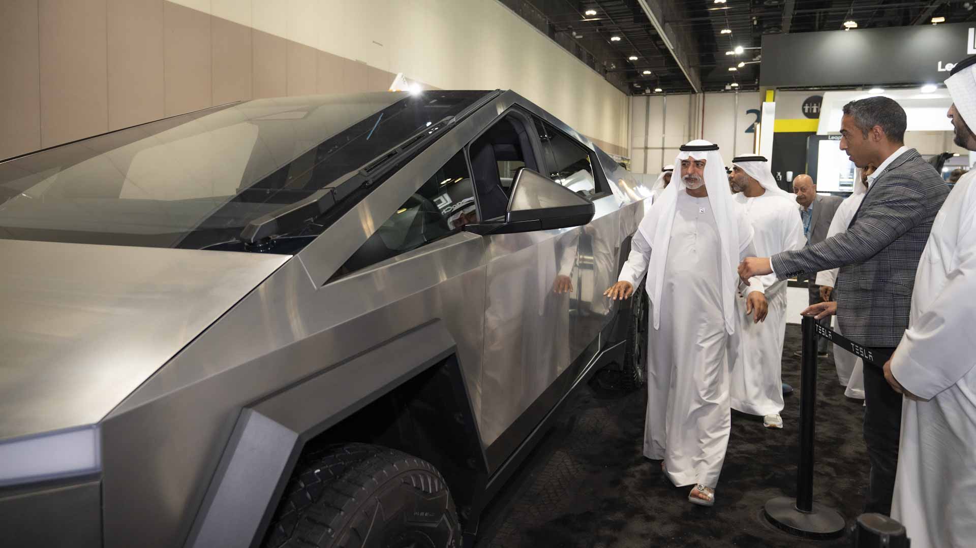 صورة بعنوان: نهيان بن مبارك يزور معرض المركبات الكهربائية 