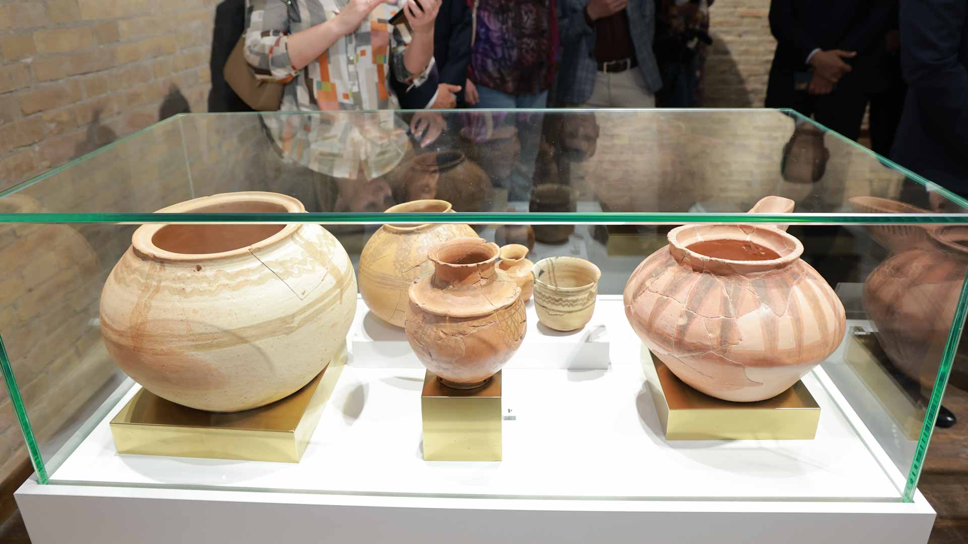 صورة بعنوان: "كنوز من الشارقة" يثري التعاون الثقافي مع أوزبكستان ويختتم أعماله 