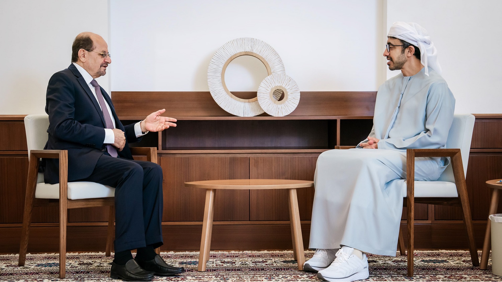 Image for the title: Abdullah bin Zayed receives Yemen's counterpart 