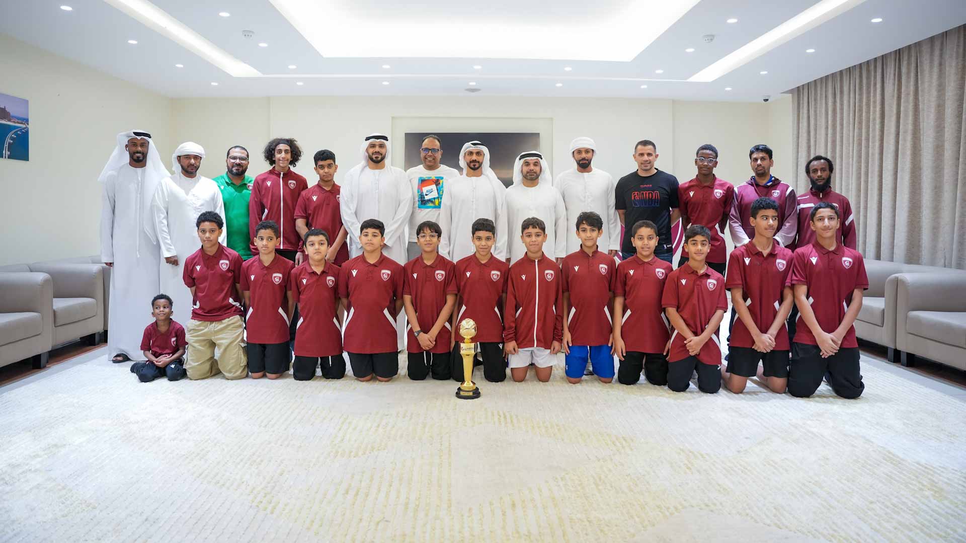 صورة بعنوان: مجلس إدارة نادي الحمرية يُكرّم براعم كرة السلة 