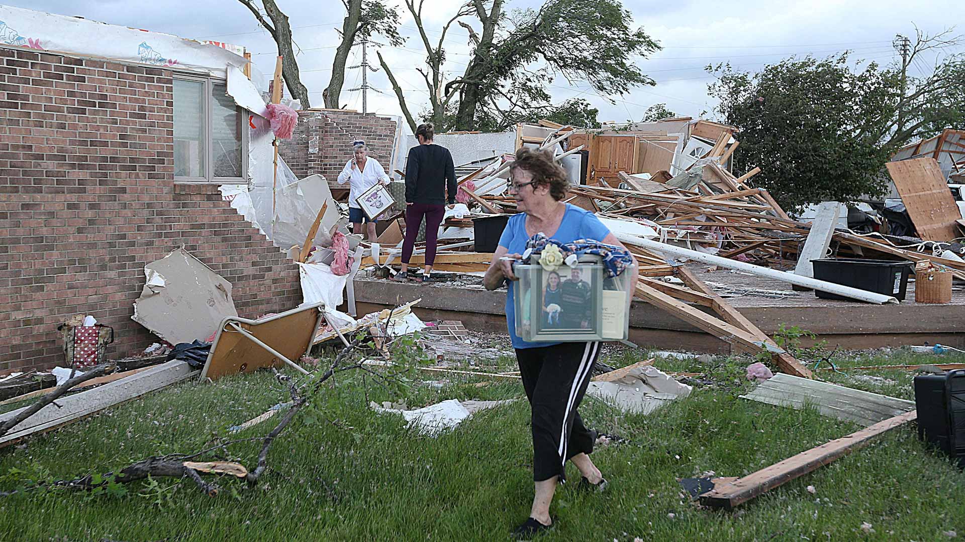 صورة بعنوان: مقتل وإصابة العشرات جراء إعصار قوي بولاية آيوا الأميركية 