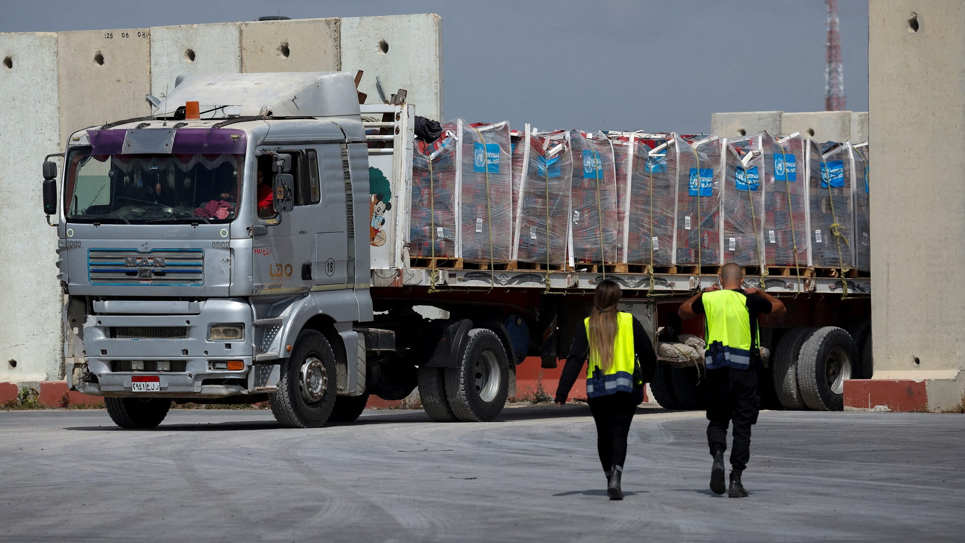 صورة بعنوان: السيسي وبايدن يتفقان على إغاثة غزة عبر معبر كرم أبو سالم مؤقتاً  
