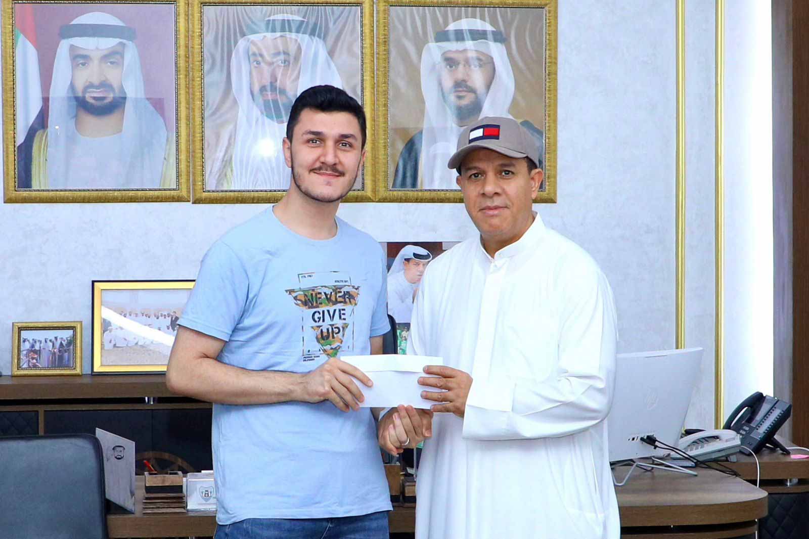 صورة بعنوان: نادي دبا الحصن يكرم لجنة الإعلام تقديراً لجهودها في تعزيز مسيرته 