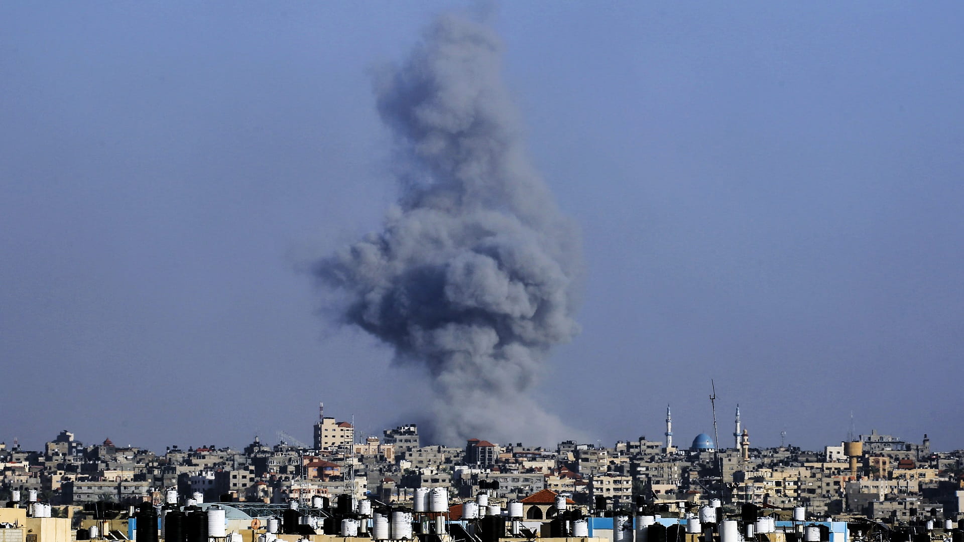 صورة بعنوان: إسرائيل تتحدى قرار محكمة العدل الدولية وتقصف رفح 