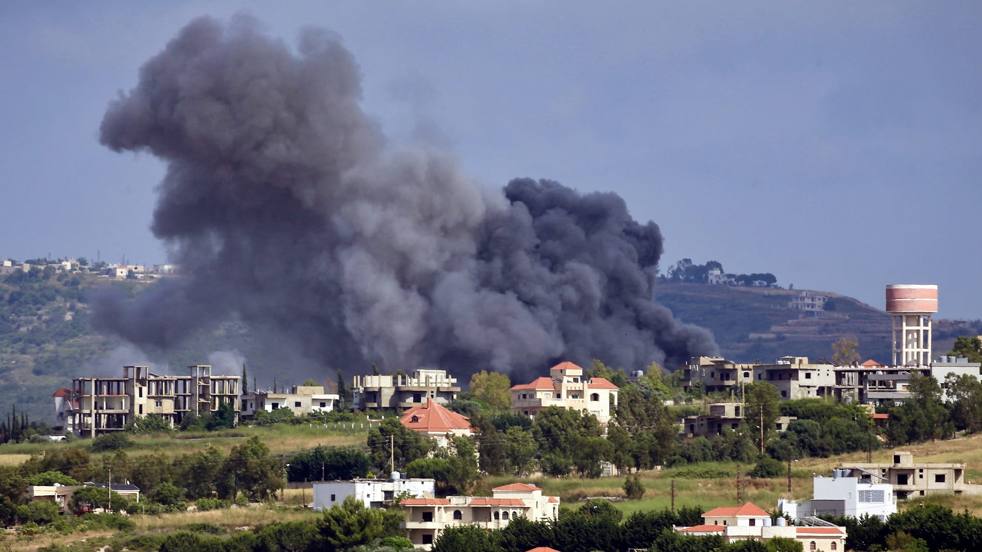 صورة بعنوان: وفاة 8 أشخاص بغارات إسرائيلية على جنوب لبنان  