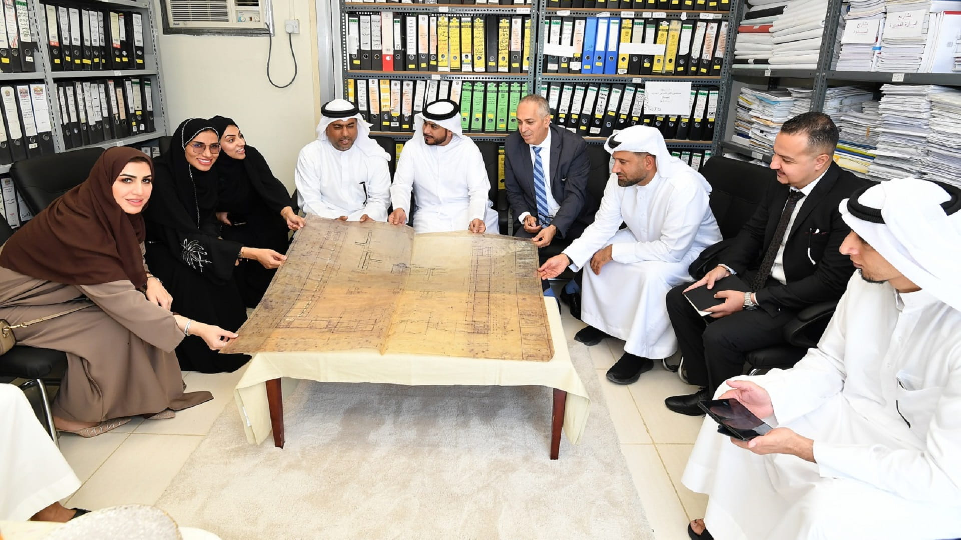 صورة بعنوان: الأرشيف والمكتبة الوطنية يتسلم من "الطاقة" 35 ألف وثيقة تاريخية 