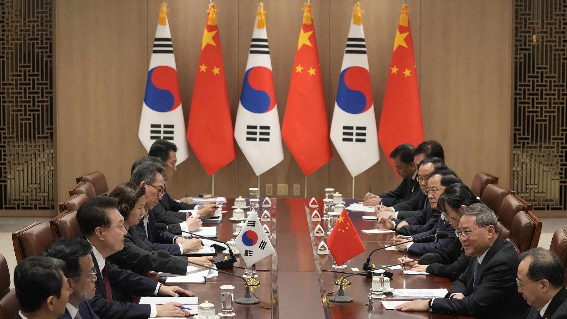 Image for the title: China, Japan premiers in Seoul for rare summit 