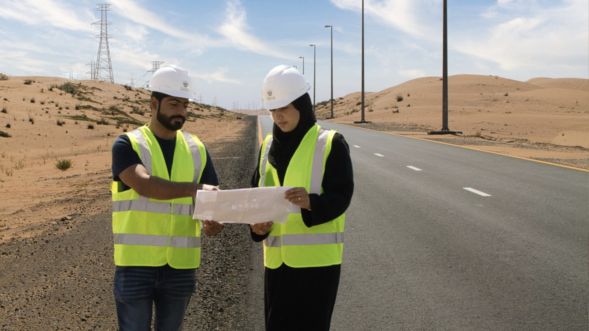 صورة بعنوان: كمرحلة أولى..كهرباء الشارقة تنير طرق الشنوف بعدد 335 عمود إنارة 