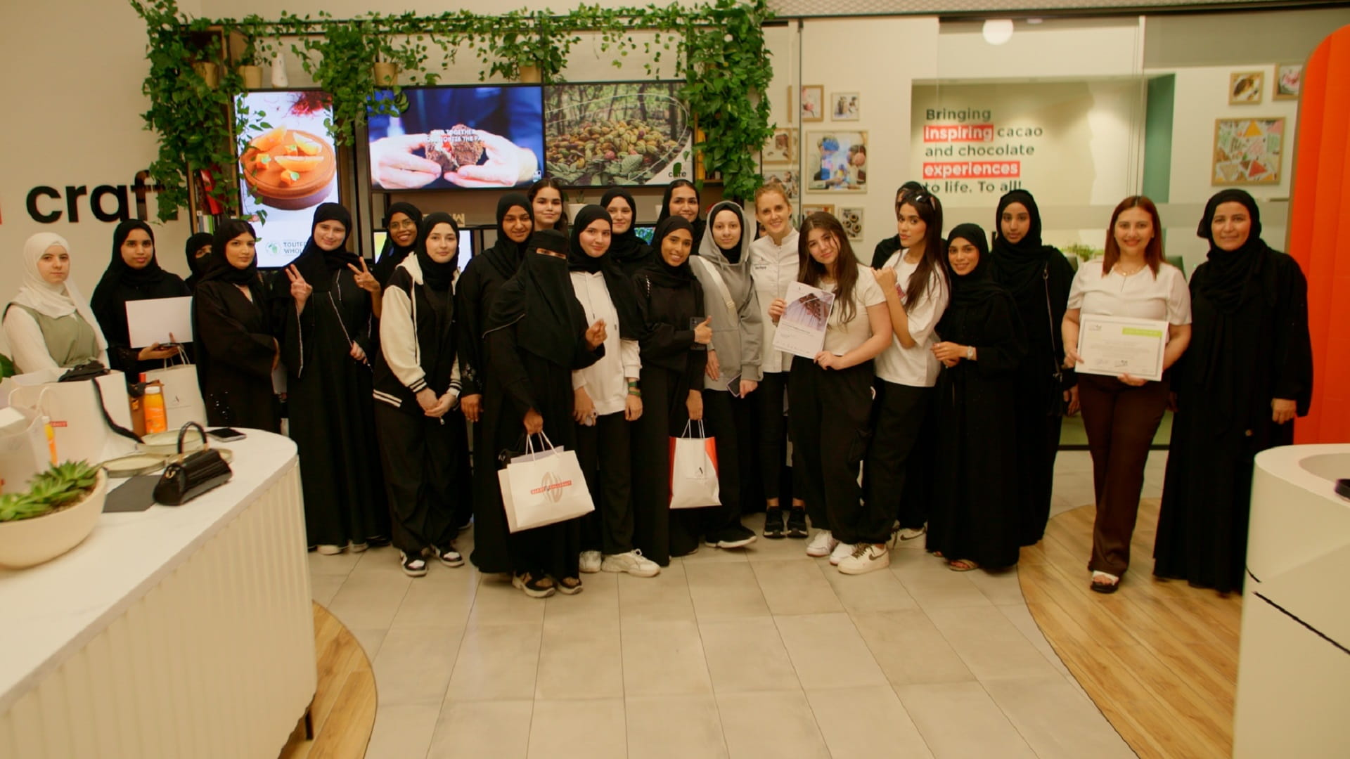 صورة بعنوان: الشارقة للتمكين الاجتماعي تقدم ورشة صنع الشوكولاتة لمنتسباتها 