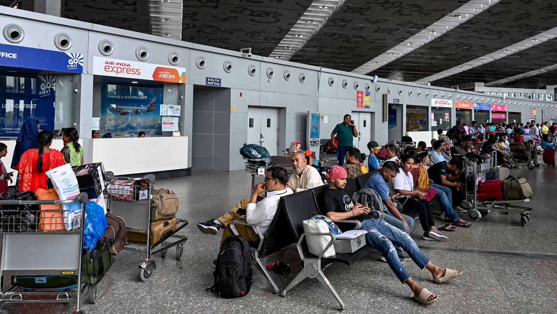 Image for the title: Cyclone'Remal' hits Bangladesh coast 