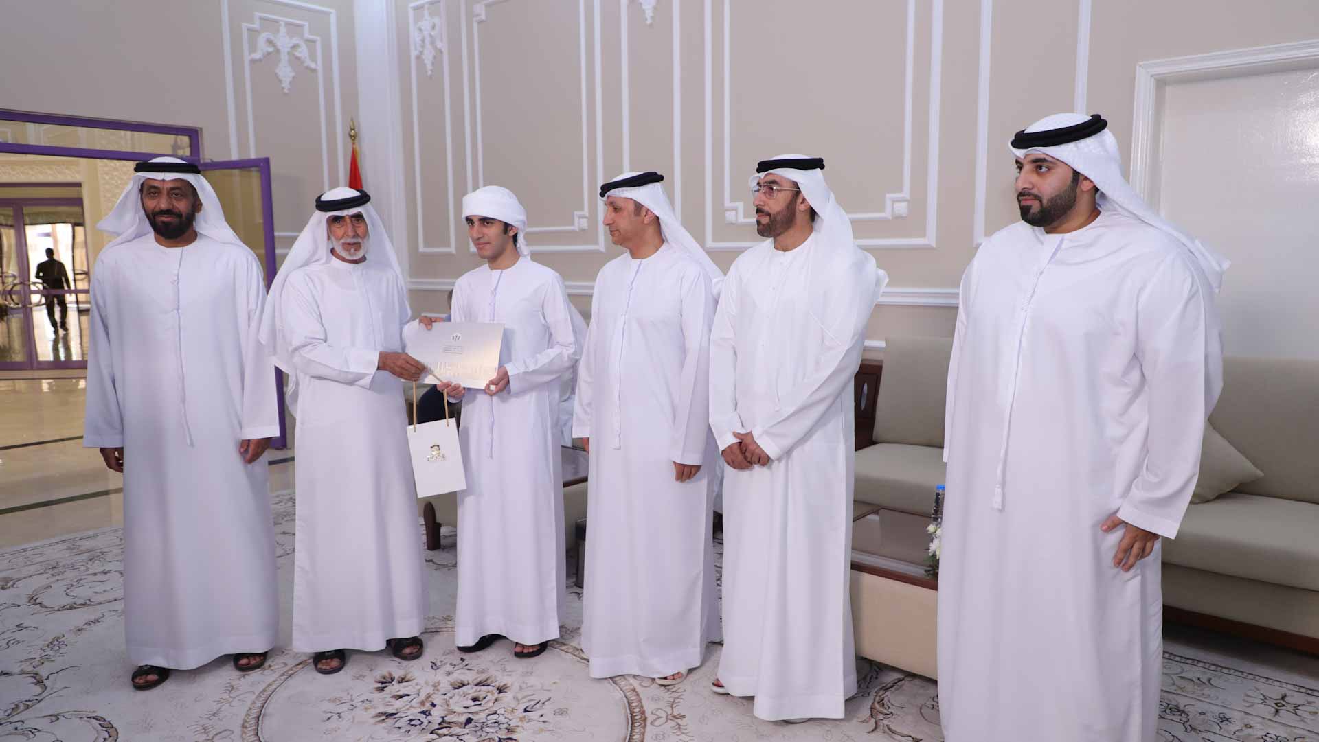 صورة بعنوان: "مجلس أولياء أمور الوسطى" يكرم الطالب الإماراتي سيف كرم 