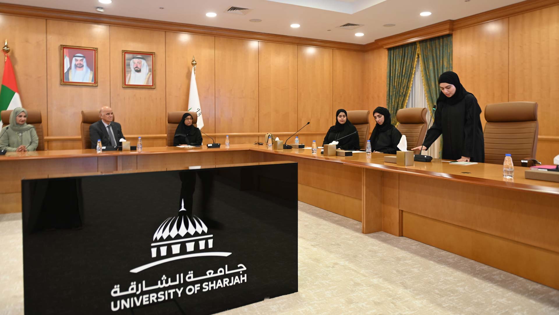 صورة بعنوان: مدير جامعة الشارقة يشهد قسم اليمين لمجلس الطالبات 