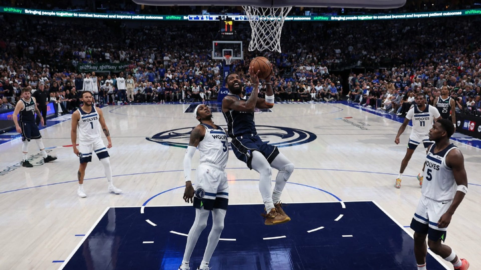 صورة بعنوان: مافريكس على بعد فوز واحد من التأهل لنهائي دوري كرة السلة الأميركي 