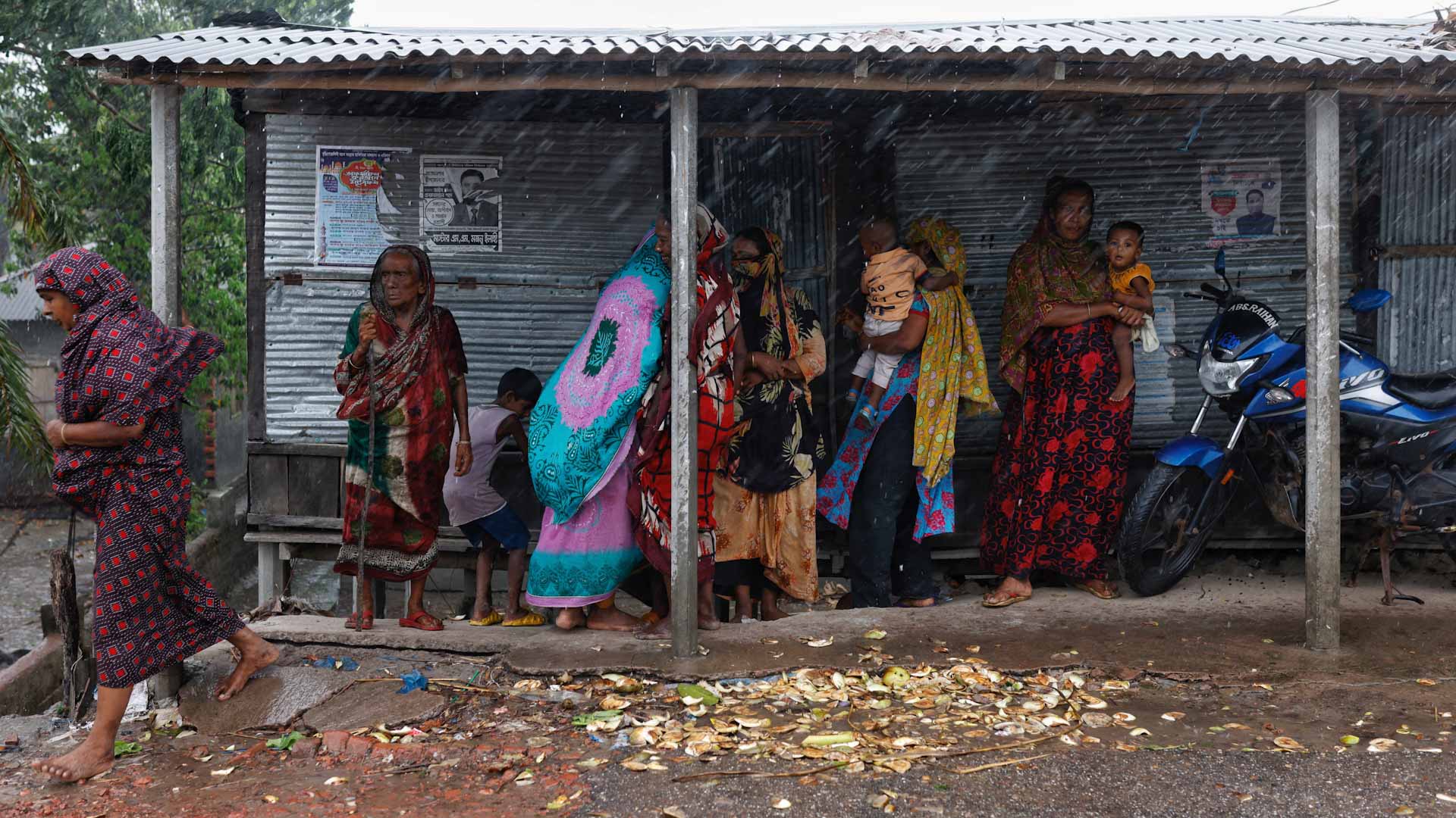 صورة بعنوان: إعصار رمال يقتل 4 ويقطع الكهرباء عن ملايين في الهند وبنغلادش 