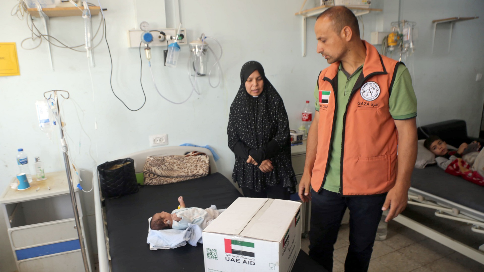 صورة بعنوان: الإمارات توزع طروداً صحية على الأطفال في مستشفى غزة الأوروبي  