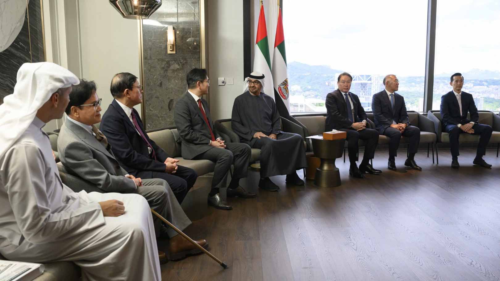 Image for the title: UAE President meets with Korean business leaders in Seoul 