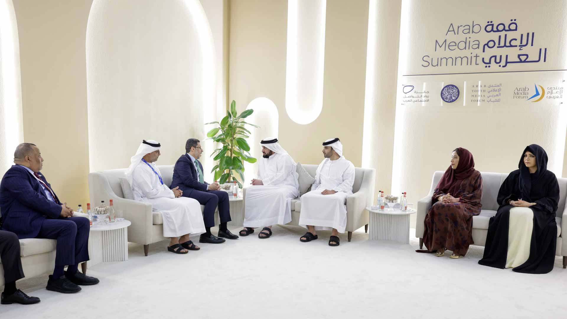 صورة بعنوان: أحمد بن محمد يستعرض دور الإعلام في دعم استقرار المنطقة 