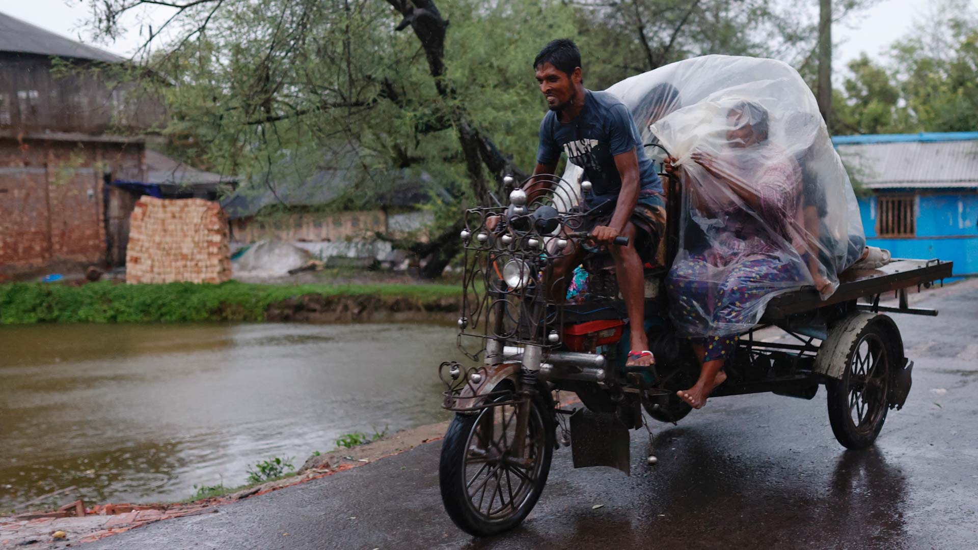 صورة بعنوان: إعصار يقتل 16 ويقطع الكهرباء عن الملايين في الهند وبنجلادش 