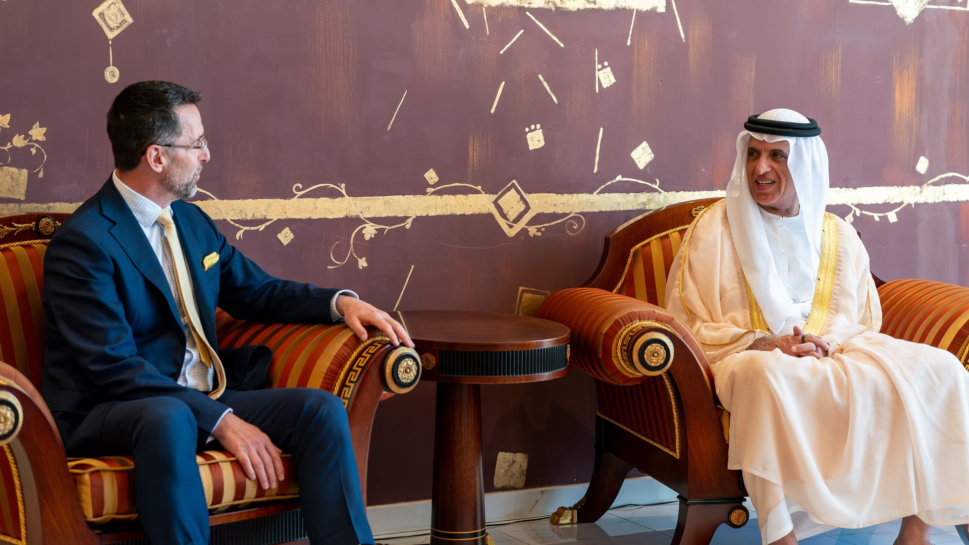 صورة بعنوان: حاكم رأس الخيمة يبحث وقنصل عام كندا تعزيز علاقات التعاون 