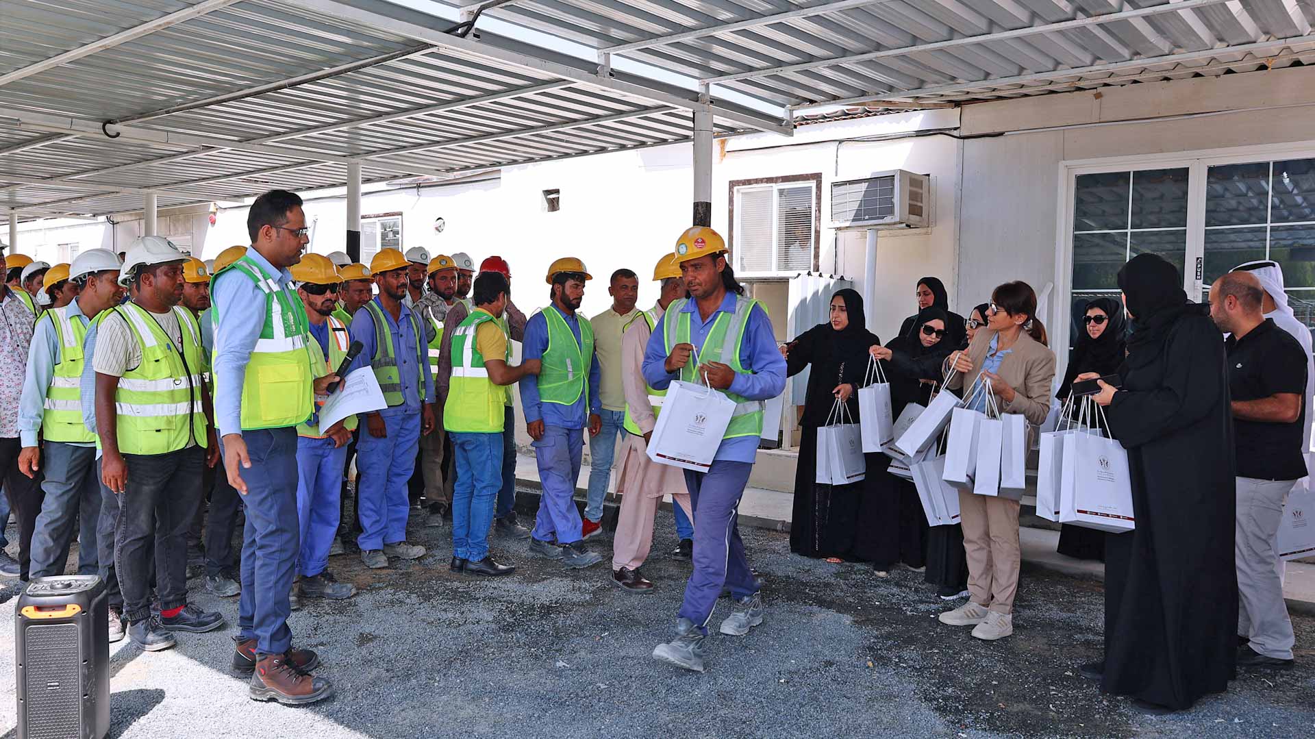 صورة بعنوان: "أشغال الشارقة" تكرم عمال مشروعي السويحات والرماقية 