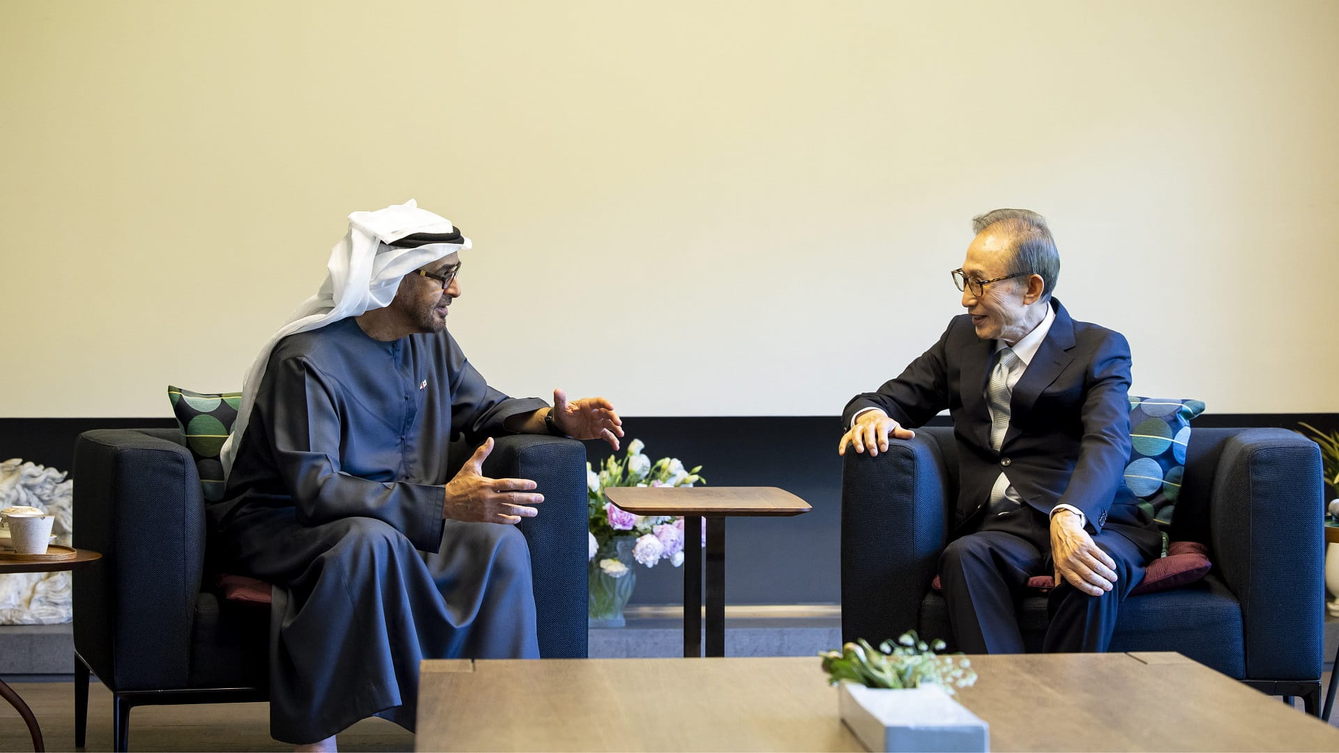 Image for the title: UAE President meets with former President of Korea 