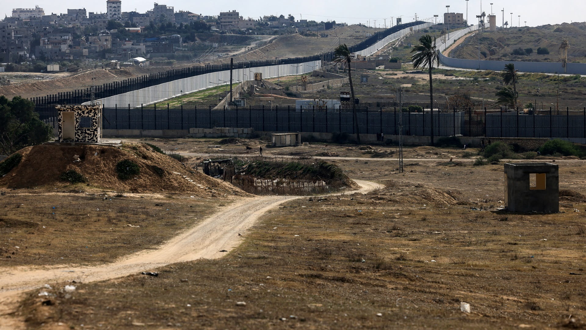 Image for the title: Rafah battles intensify as Israel seizes Gaza-Egypt border strip 