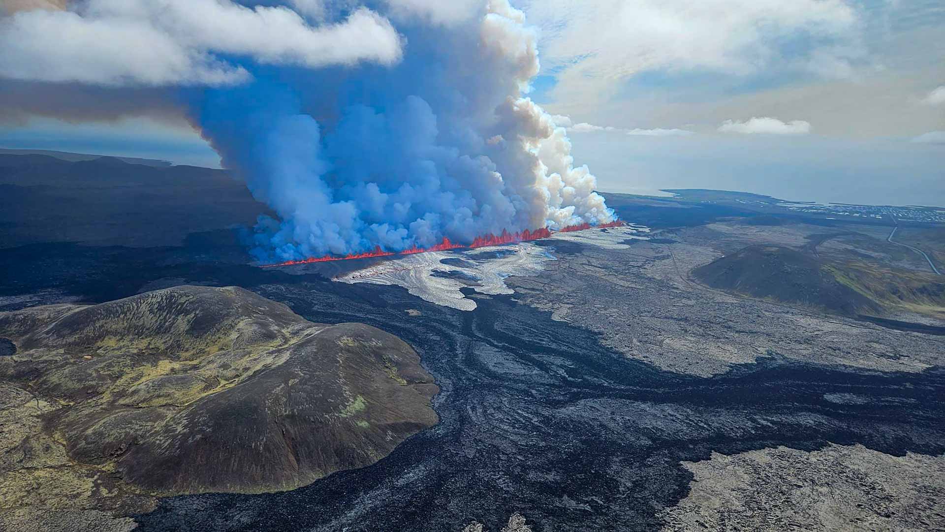 Image for the title: Volcanic eruption in Iceland losing intensity 