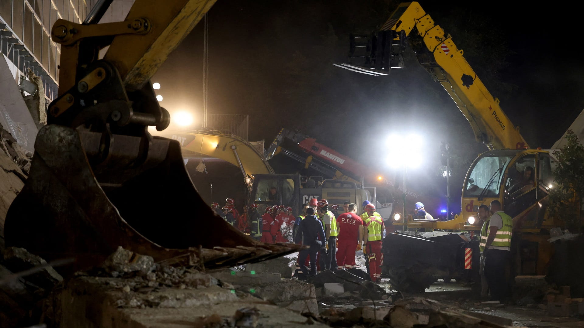 Serbia mourns victims after roof collapse kills 14 
