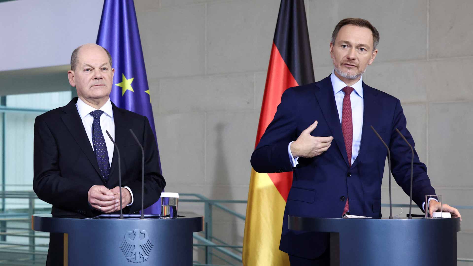 في توتر خطير..المستشار الألماني يطالب بإقالة وزير المالية 