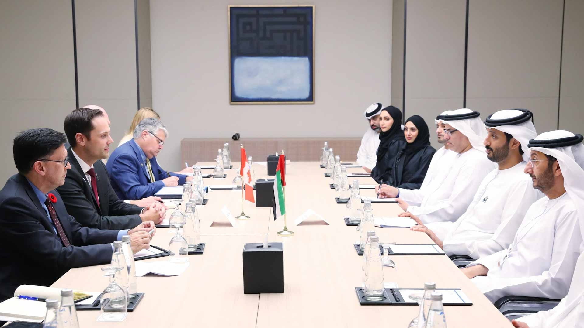 •	بن طوق يناقش مع نظيره الكندي سبل تعزيز التعاون في الاقتصاد الجديد