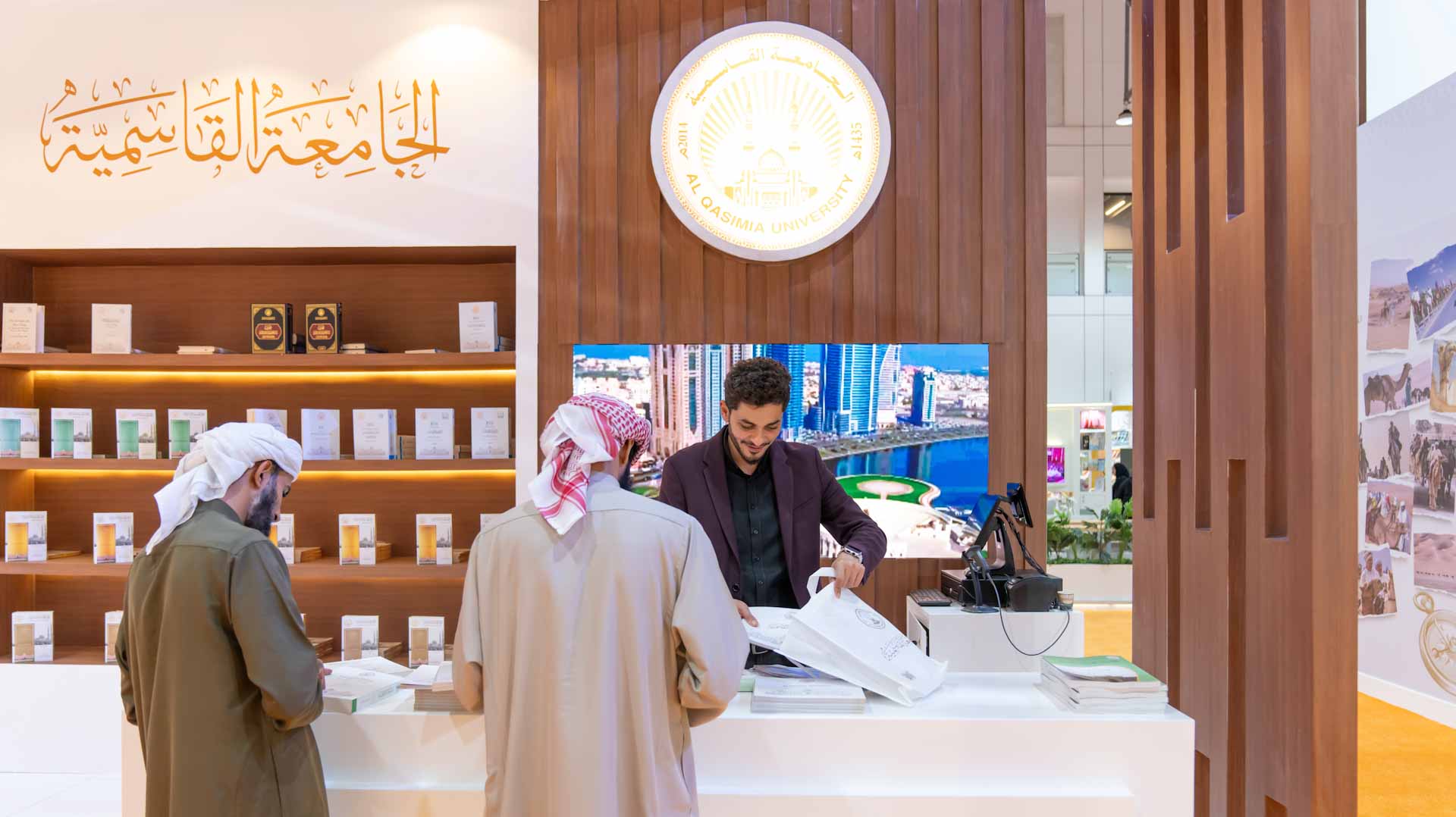 الجامعة القاسمية تقدم 50 إصداراً بجناحها في معرض الشارقة للكتاب 