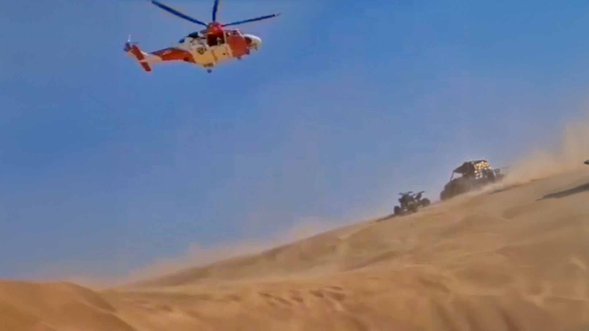 شرطة الشارقة تنقذ آسيوياً تدهورت دراجته في صحراء رﻓﺎدة بالوسطى 