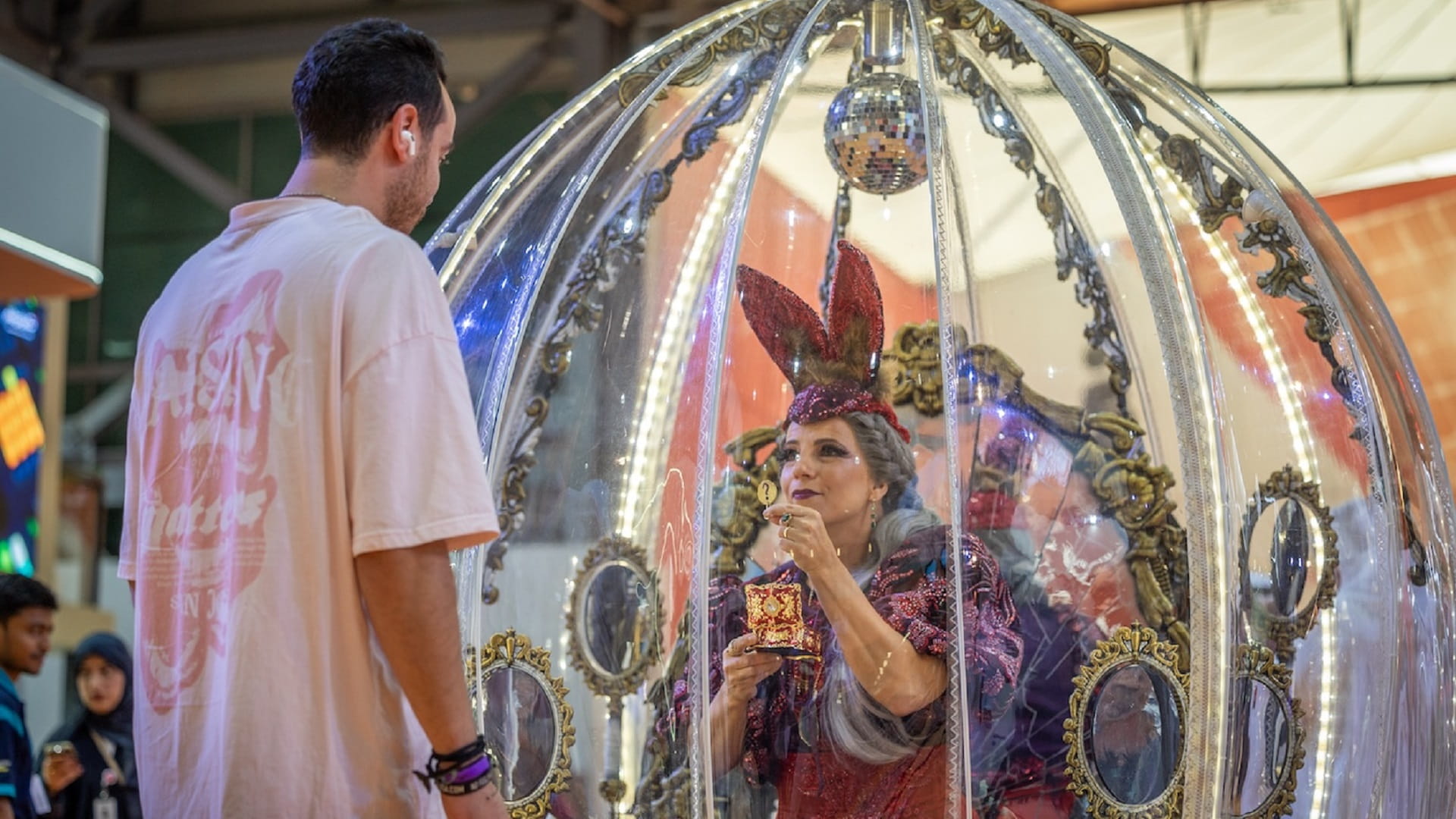 كرة المرآة الغامضة تصحب زوار "الشارقة للكتاب 2024" إلى عالم الخيال 