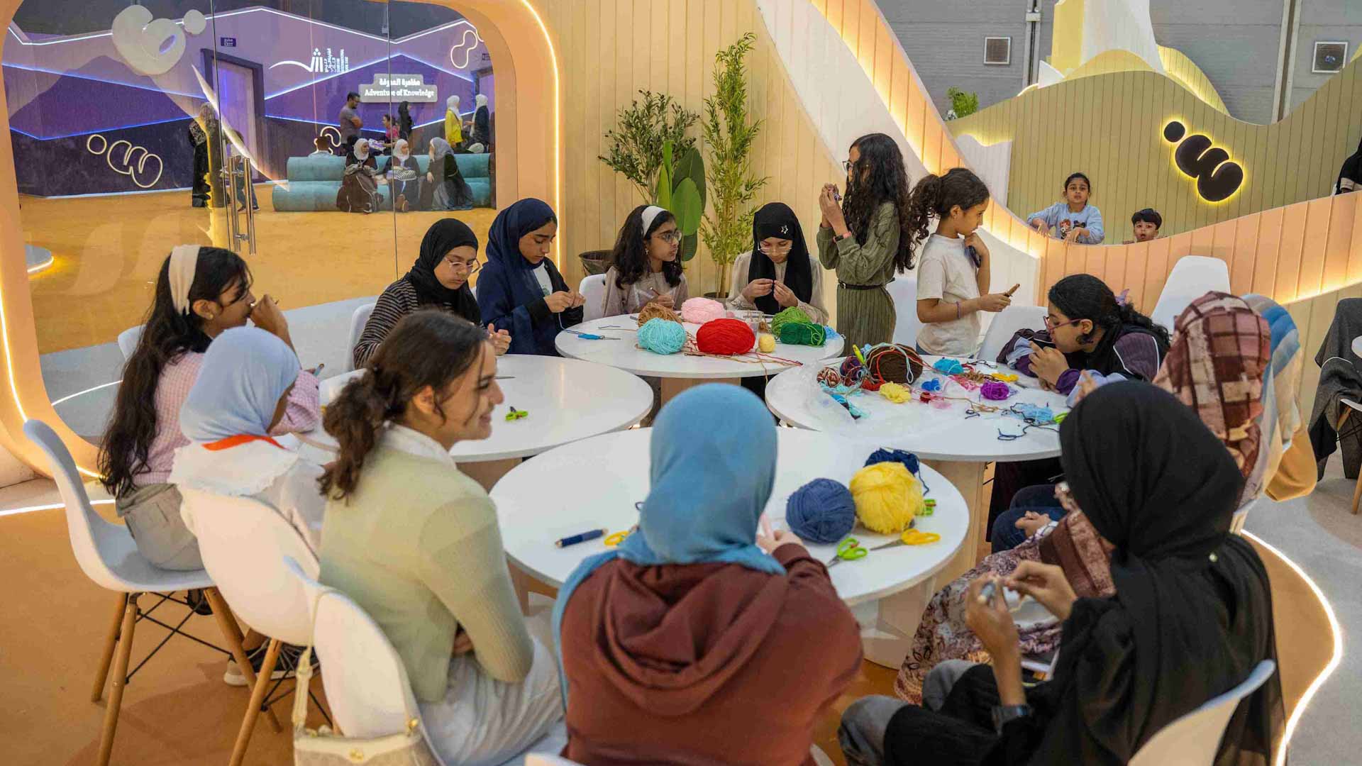 في ورشة تفاعلية.. الفتيات يواجهن القلق والخوف بخيوط الكروشيه 