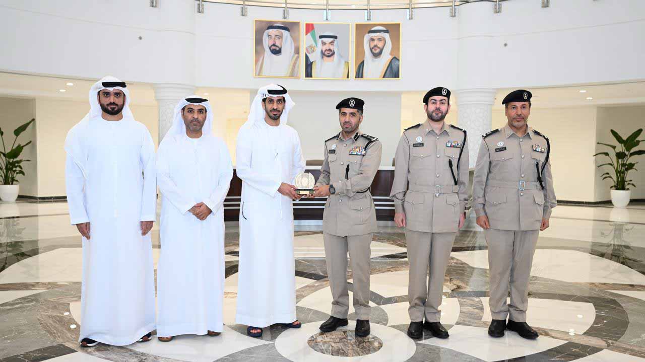 شرطة الشارقة تطلع محاكم دبي على أفضل ممارسات لإصدار مواد إعلامية 