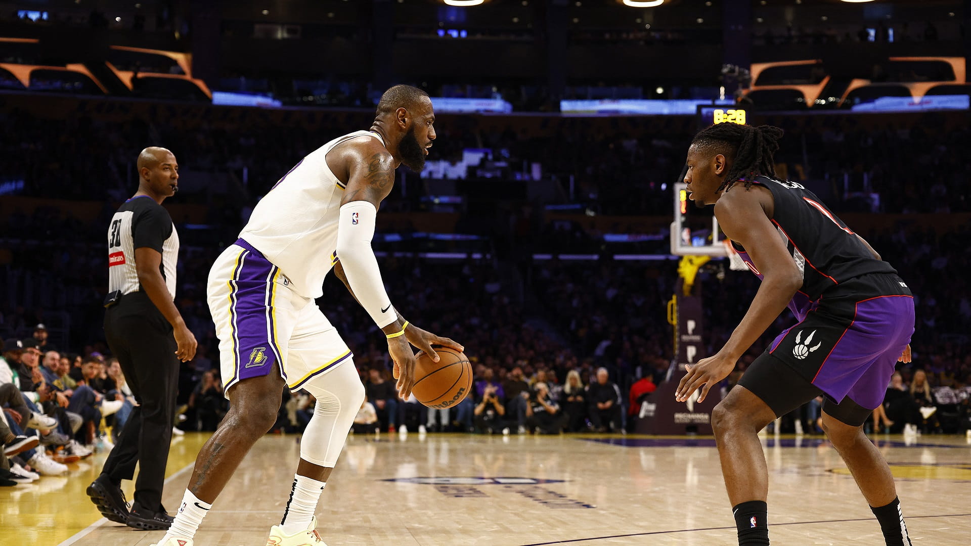 الليكرز يتخطى رابتورز بدوري السلة الأميركي 