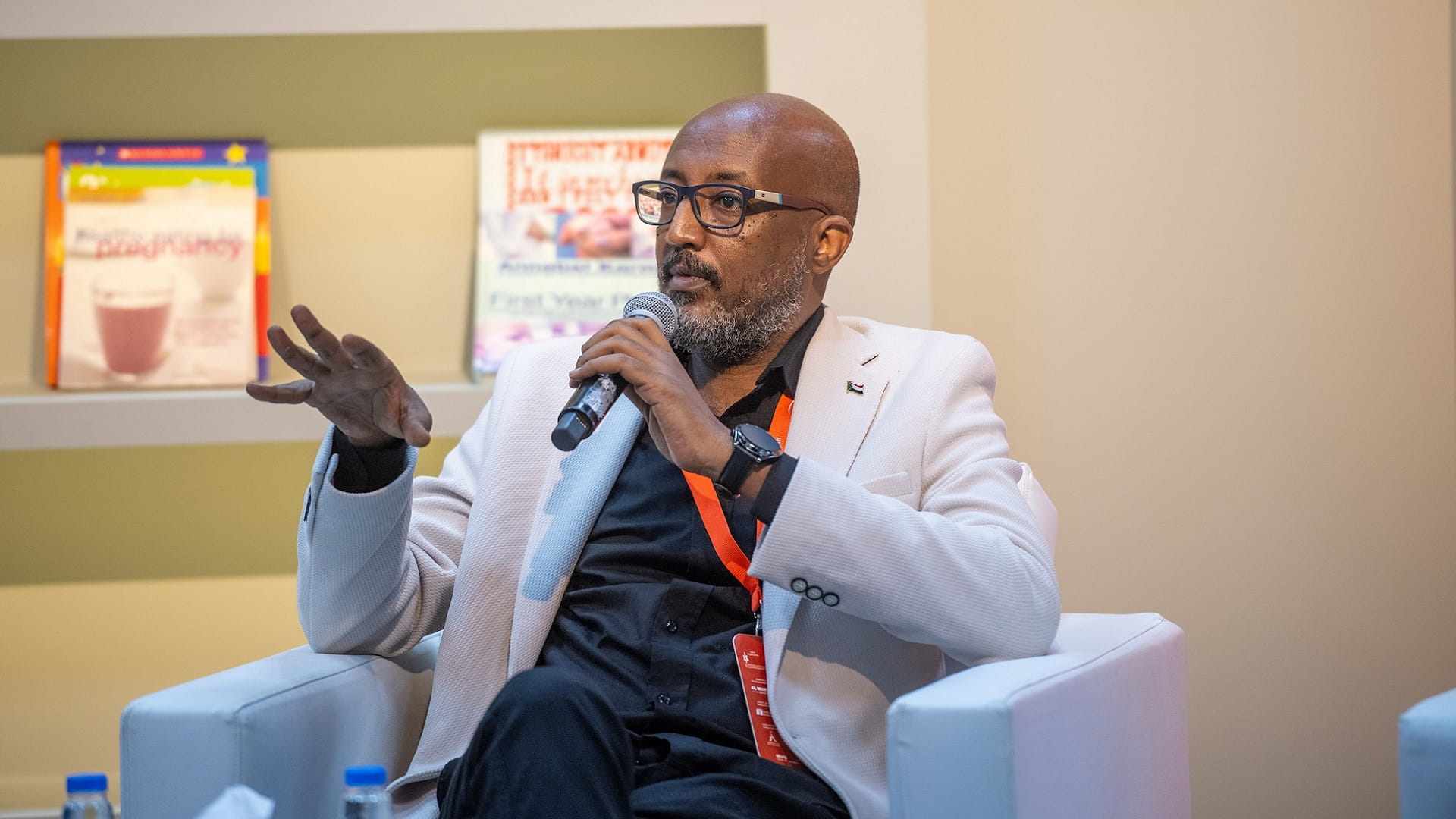 كتّاب يروون تجاربهم الشخصية مع القراءة في "الشارقة الدولي للكتاب" 