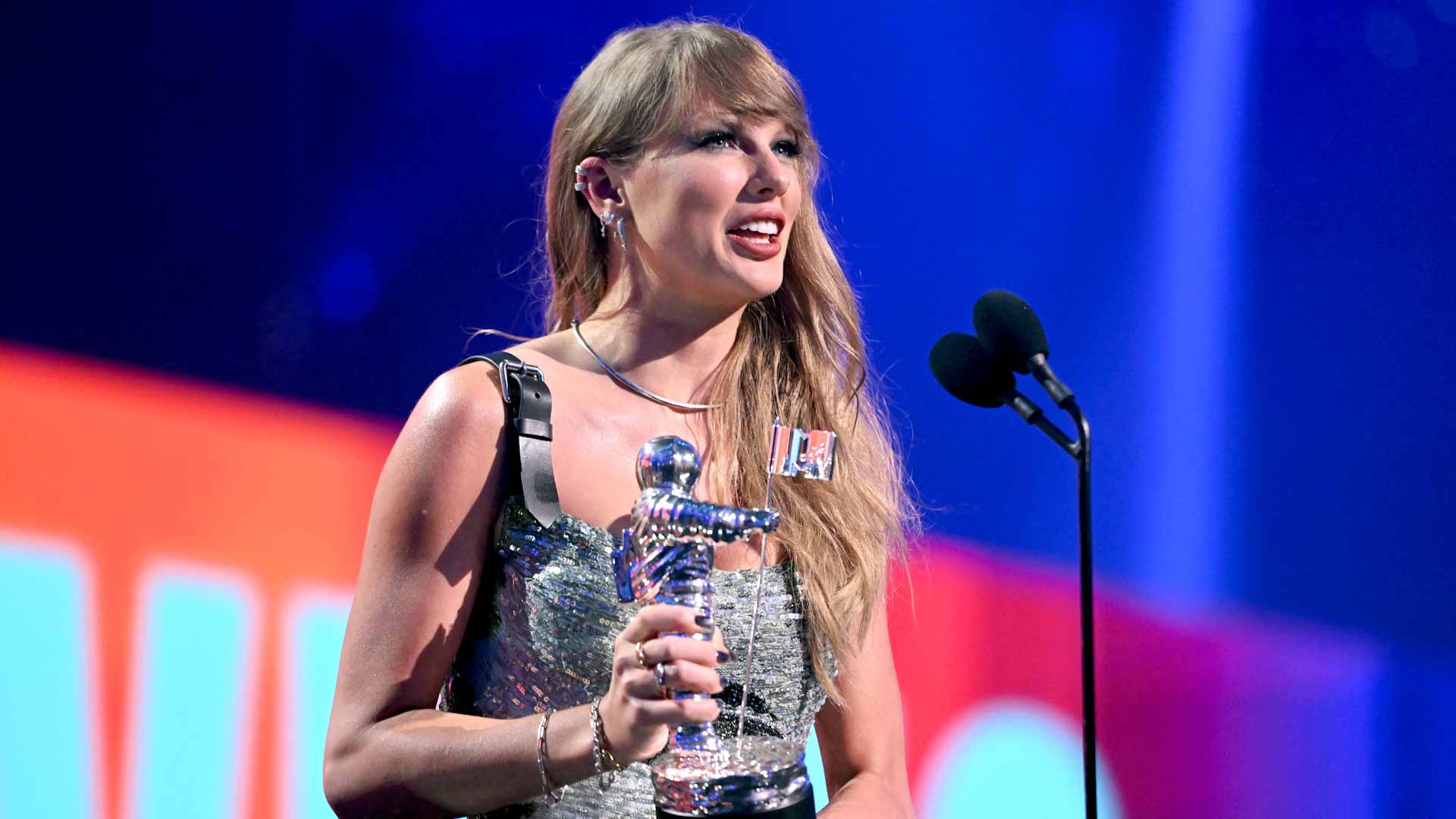 رفقة المغنية تيلا.. سويفت تحصد جوائز إم.تي.في للموسيقى الأوروبية 