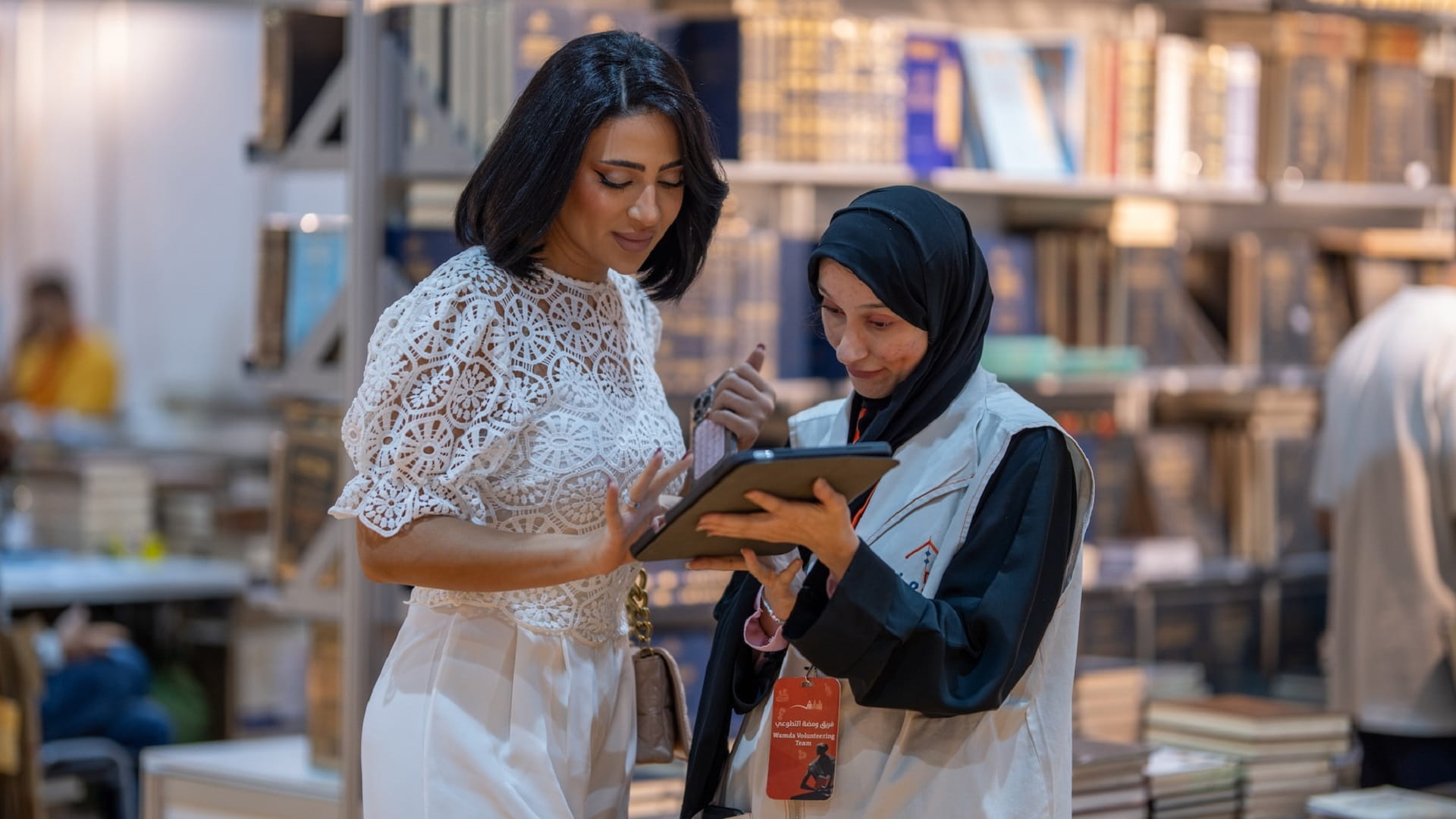 معرض الشارقة الدولي للكتاب يعتمد نظام الساعات المرنة للمتطوعين 