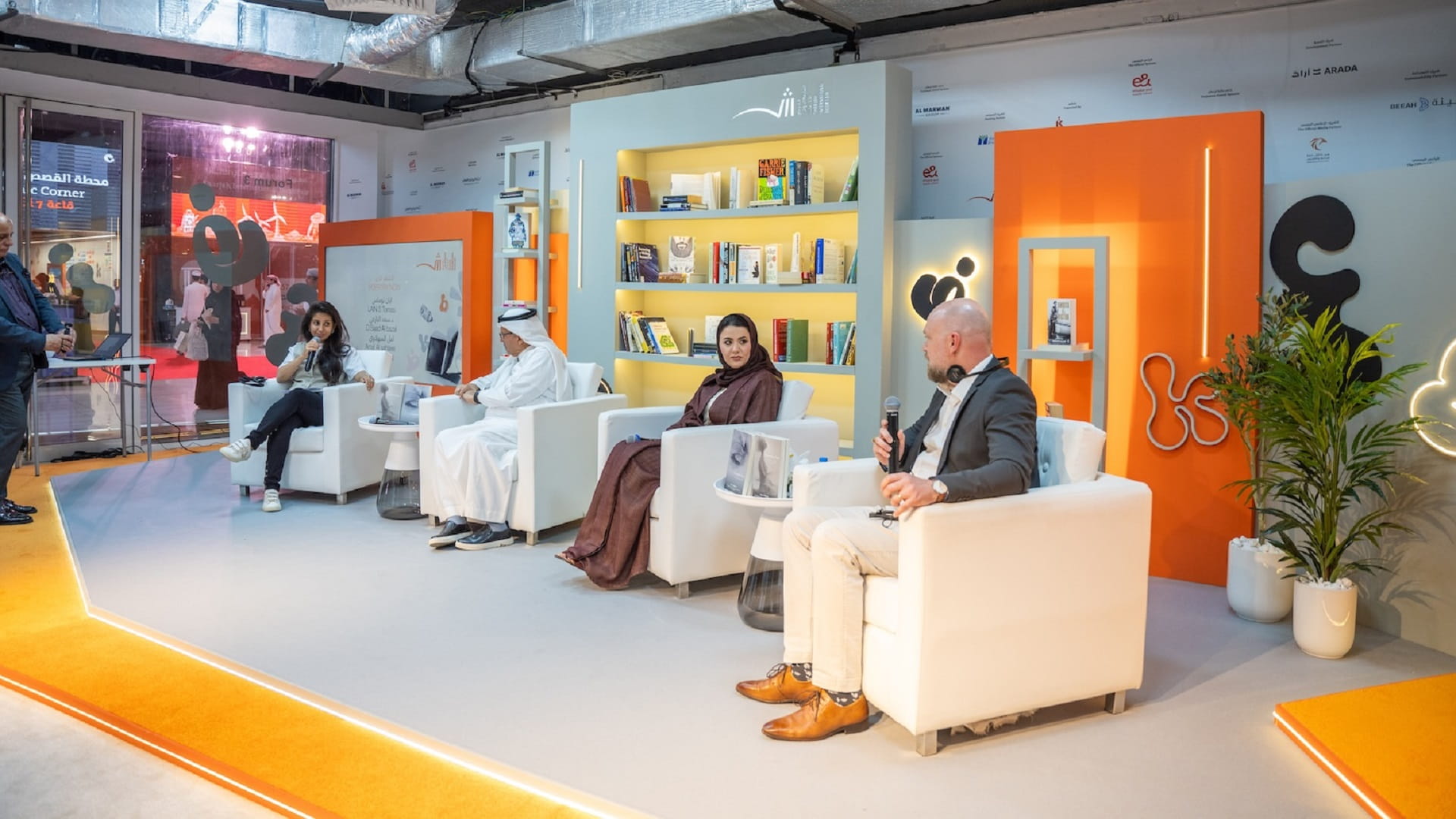 أدباء ونقاد: الشعر لغة خالدة والعالم يحتاج إلى مزيد من الشعراء