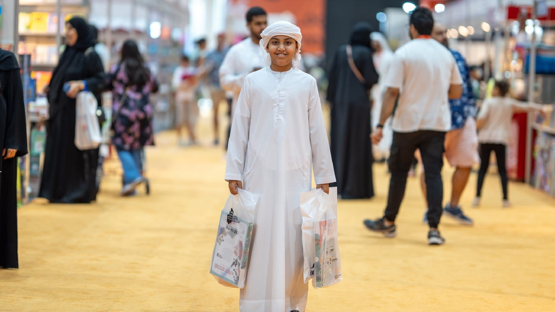 زوار "الشارقة الدولي للكتاب" يشاركون الجمهور اختياراهم للكتب