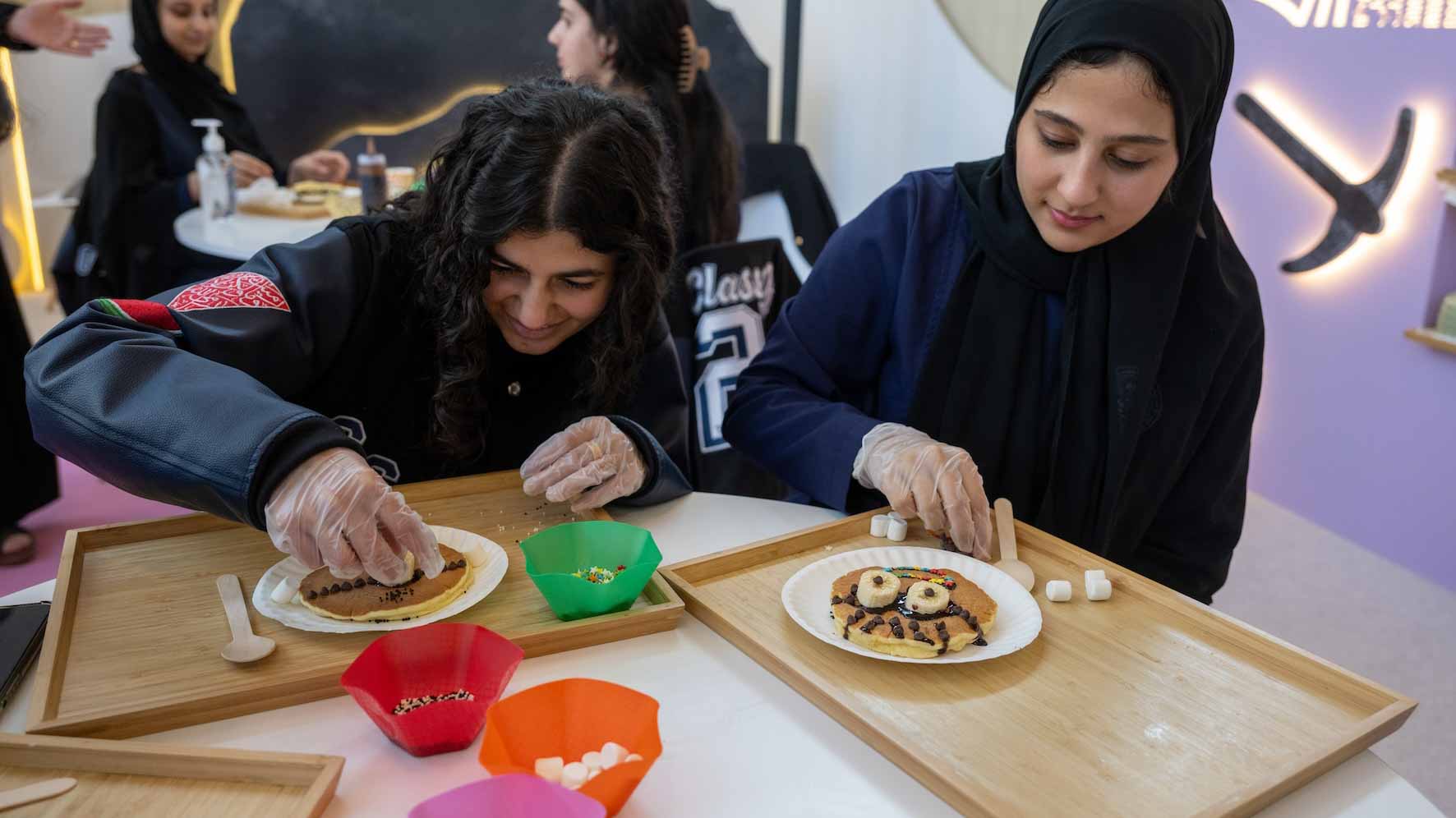 طالبات مدارس يُزيّن الفطائر بشخصيات " Minions" المرحة 